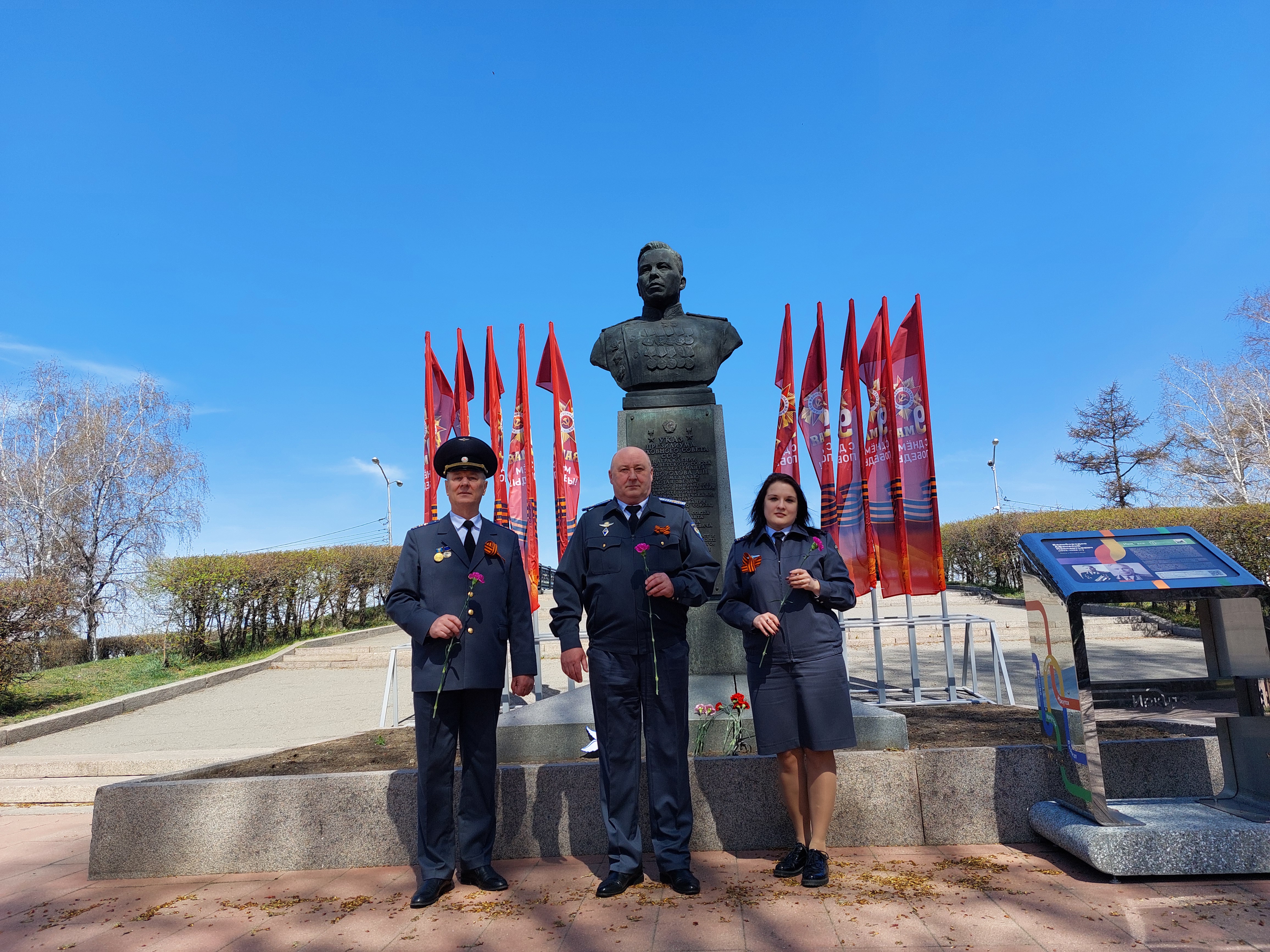 Сотрудники Восточно-Сибирского территориального отдела госавианадзора возложили цветы в преддверии праздника Великой Победы